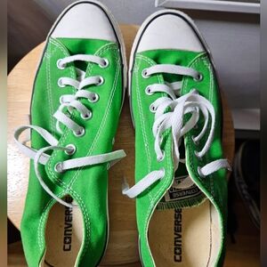 Green Converse sneakers. Barely worn. Size 10 men 12 women. Unisex